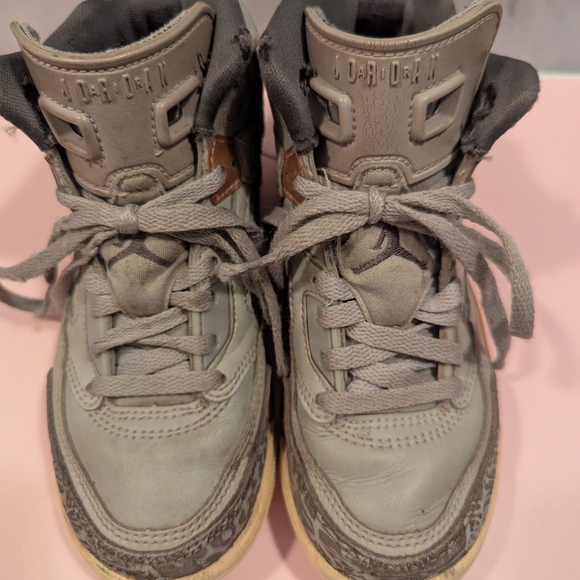 Stylish Gray Kids High-Top Sneakers - Picture 3 of 8